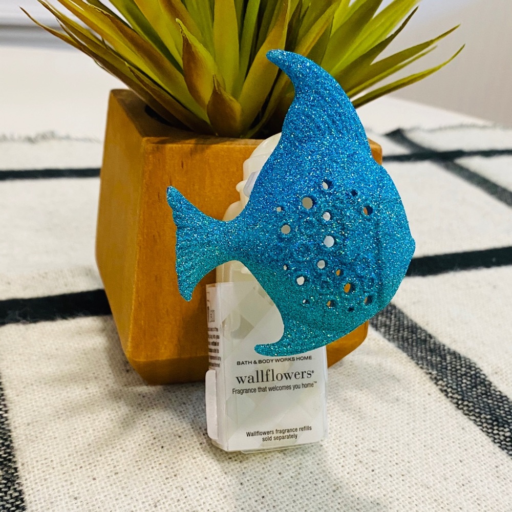 NEW Bath & Body Works Wallflower Blue Glitter Fish - Picture 2 of 3